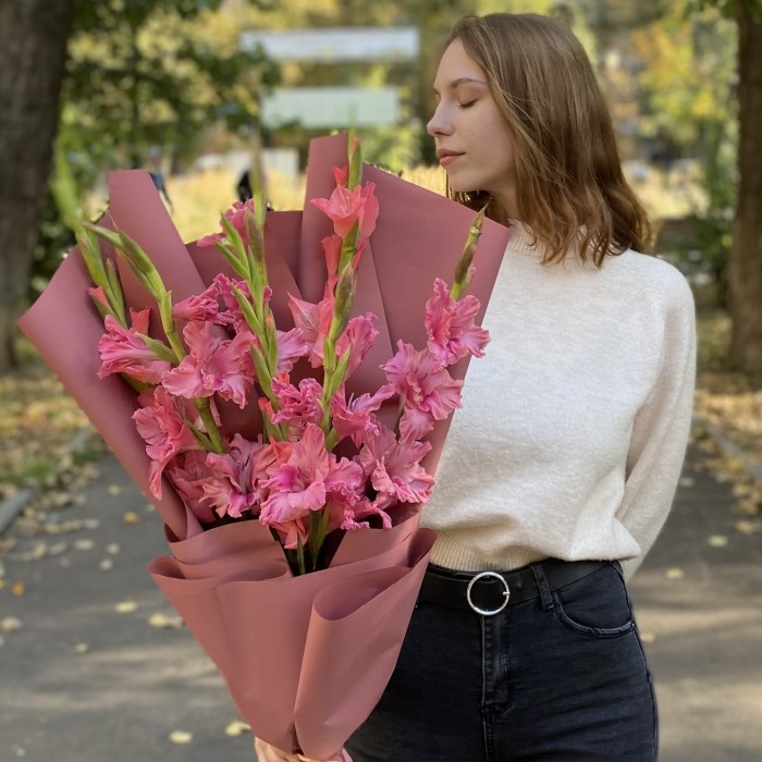 Букет из 7  розовых гладиолусов